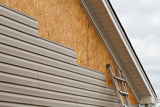 Professional Vinyl Siding technician working in Massapequa, NY